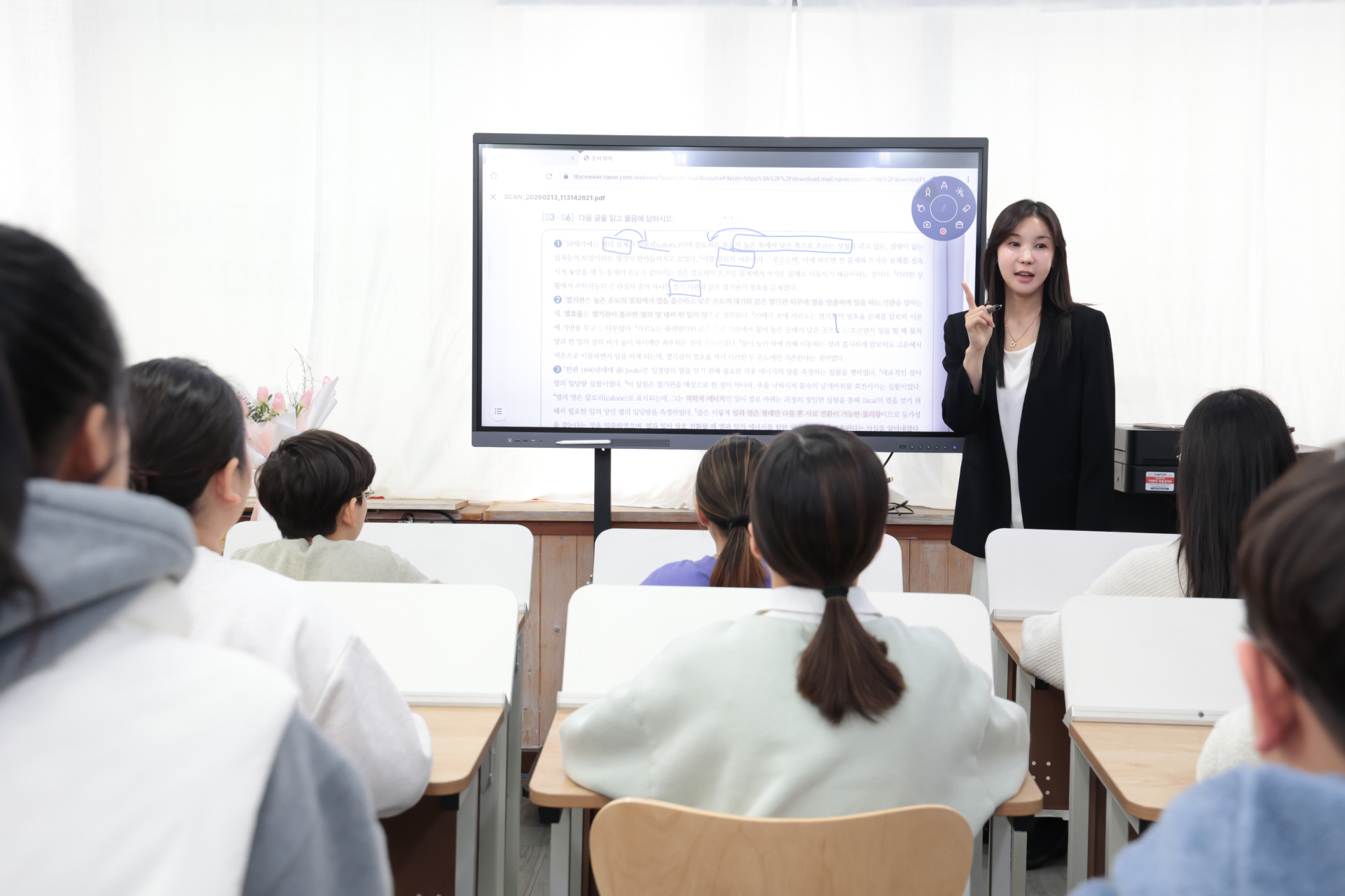 이경아 대표가 학생들과 함께 수업을 진행하는 모습